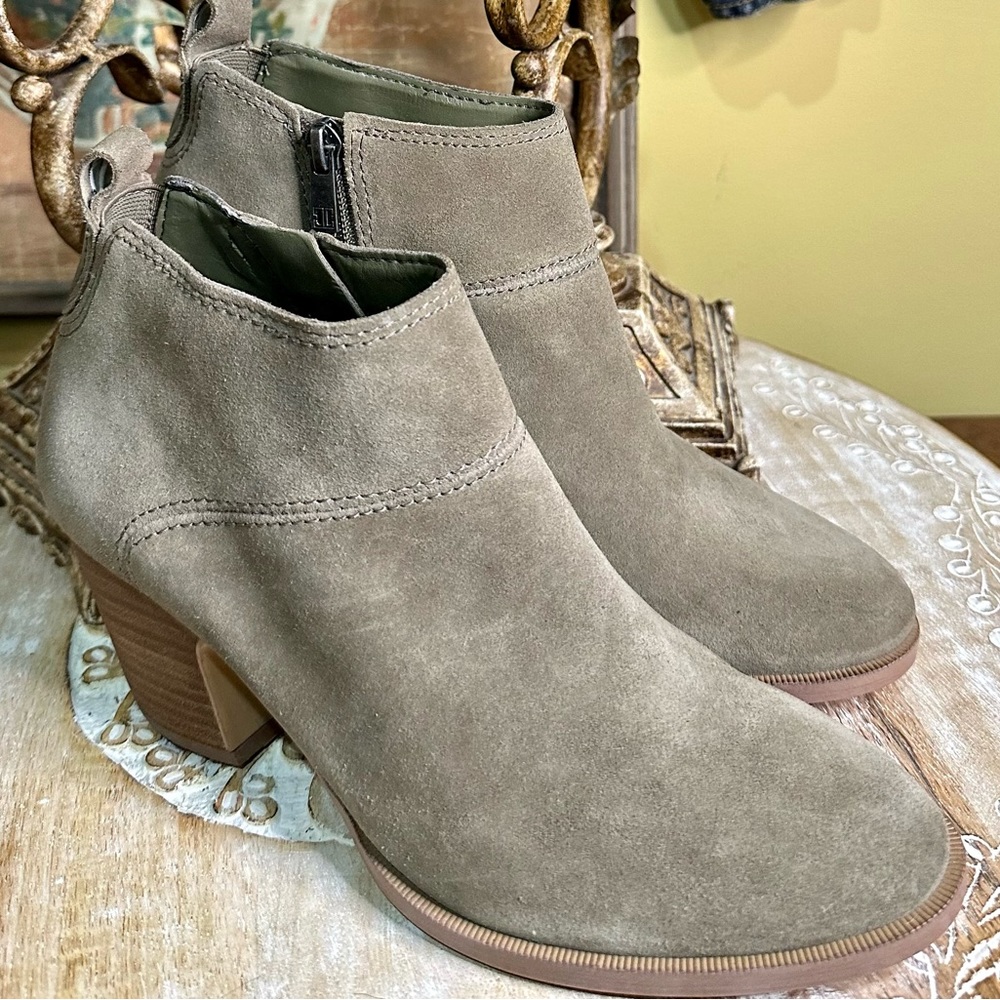 EUC Ivanka Trump “Thelma” Suede Ankle Booties. Size 6.5